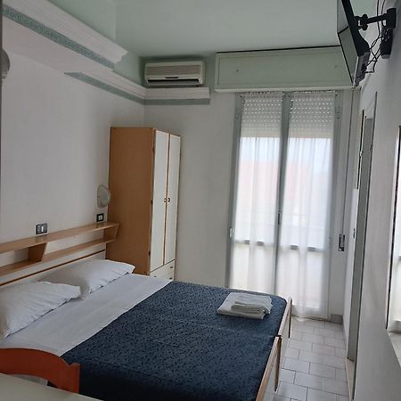 Hotel Augustus Гатео а Маре Екстериор снимка