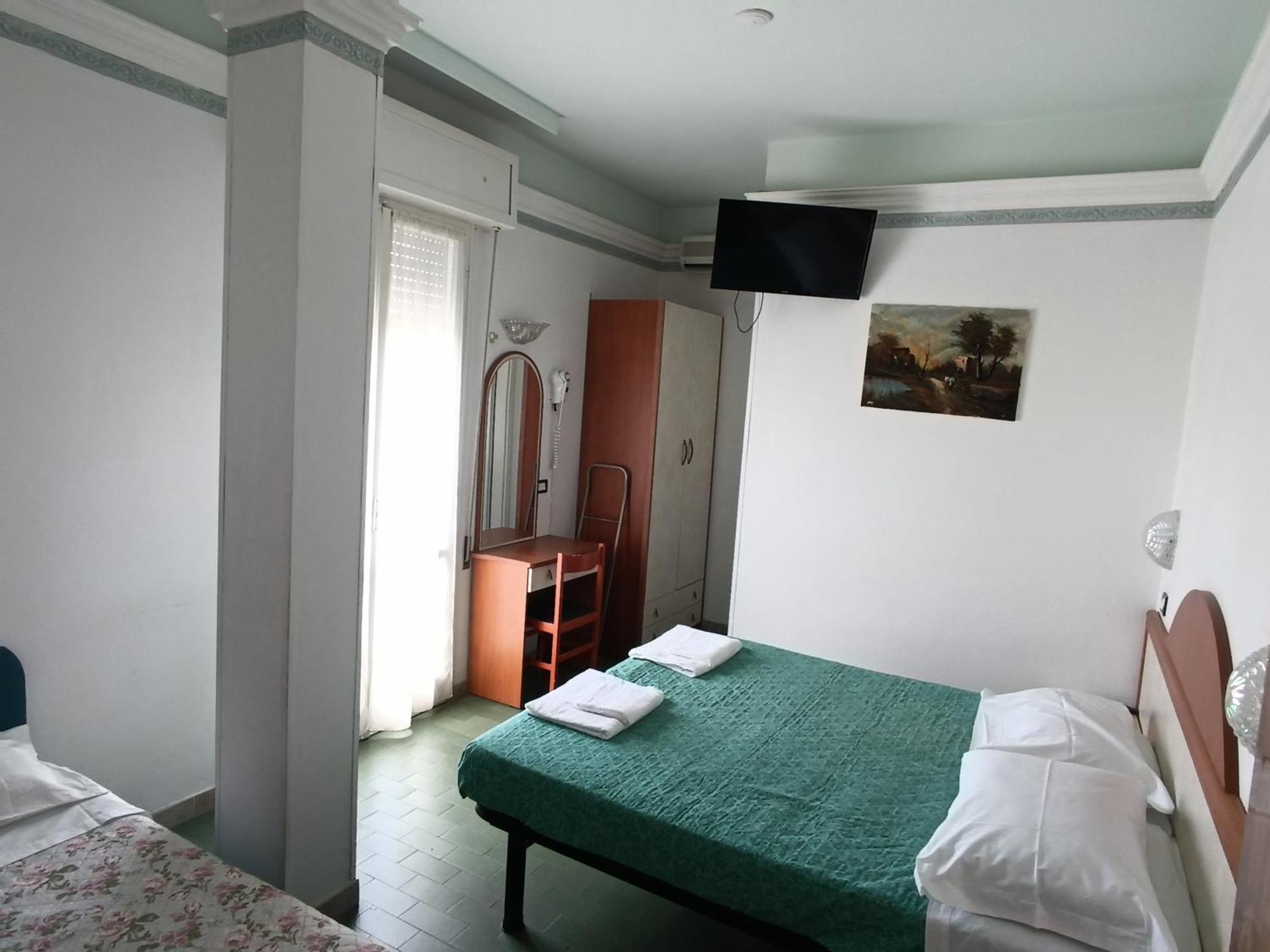 Hotel Augustus Гатео а Маре Екстериор снимка