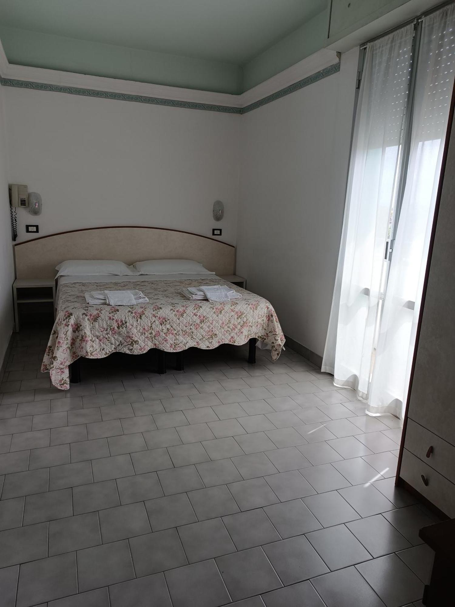 Hotel Augustus Гатео а Маре Екстериор снимка