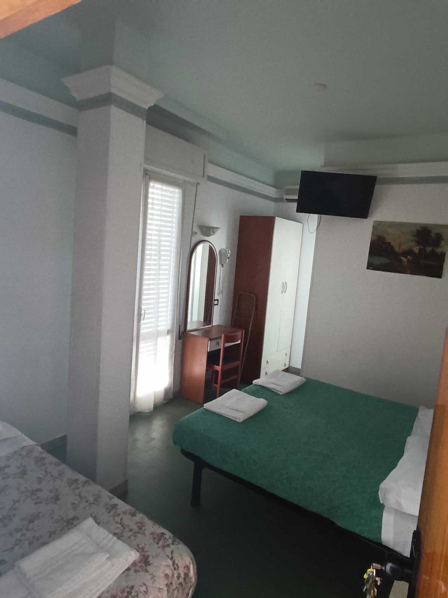 Hotel Augustus Гатео а Маре Екстериор снимка